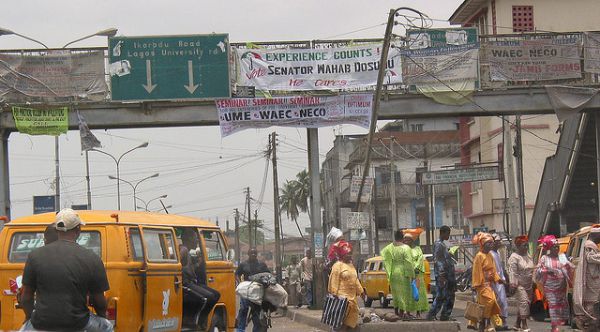 Straßenszene in Lagos - Foto Zouzou Wizman