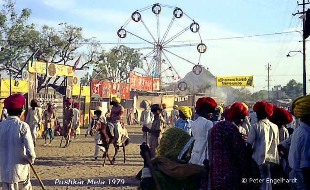 Riesenräder im Vergnügungspark während des Pushkar Mela