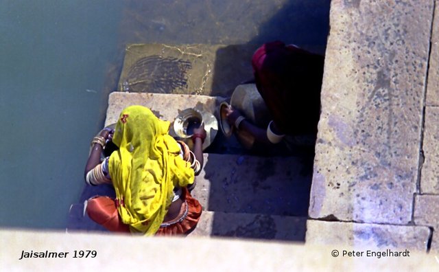 Frauen beim Wasserschöpfen aus einem der Tanks vor der indischen Stadt Jaisalmer.
