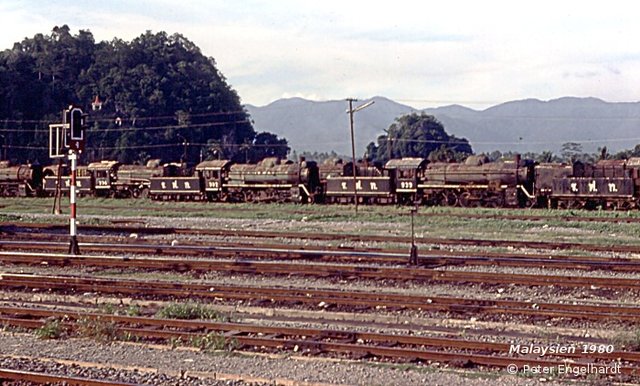 Foto von ausrangierten Dampflokomotiven im malayischen Padang Besar