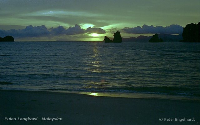 Fotos von traumhaften Sonnenuntergängen über der Andamanensee an der Küste Langkawis